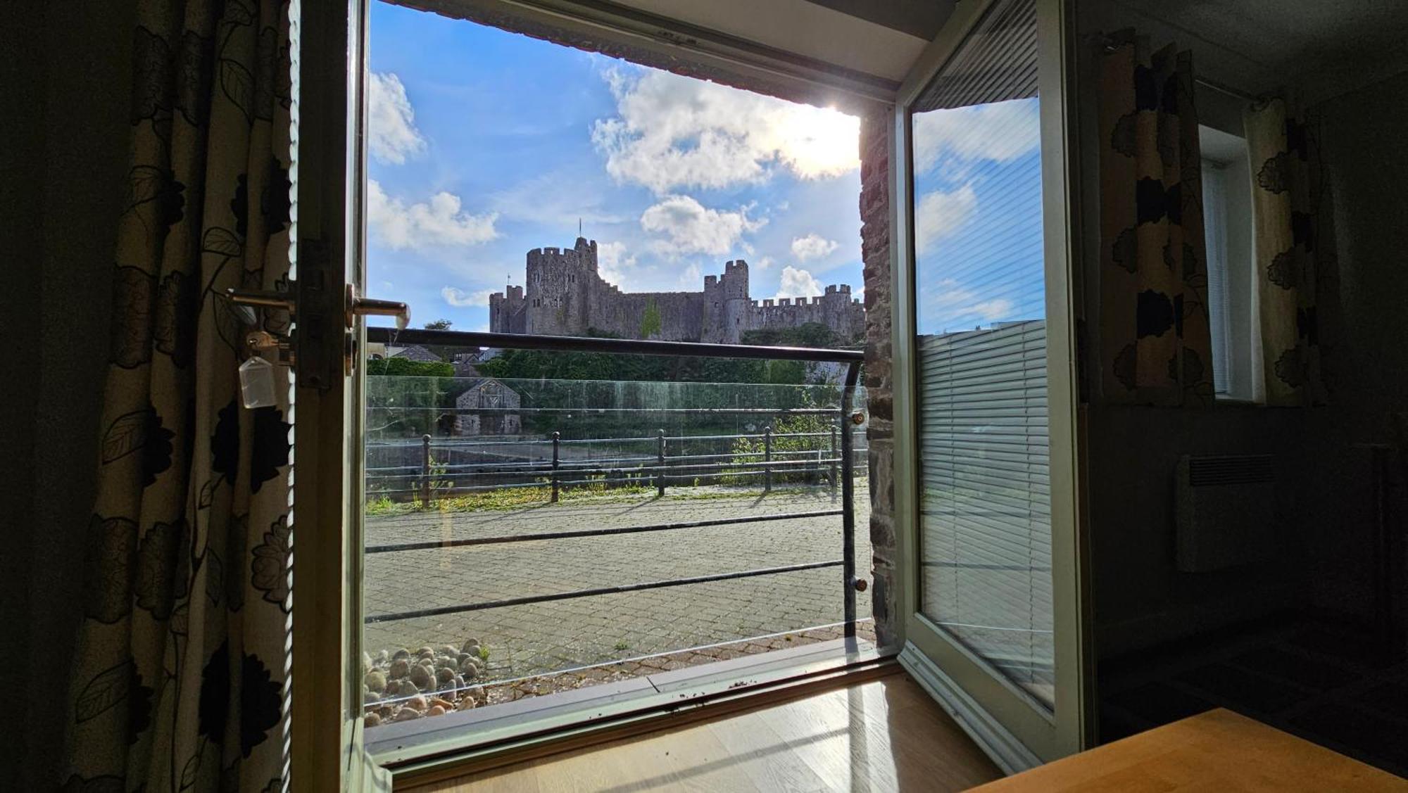 Castle Pond House Apartment Pembroke Exterior photo