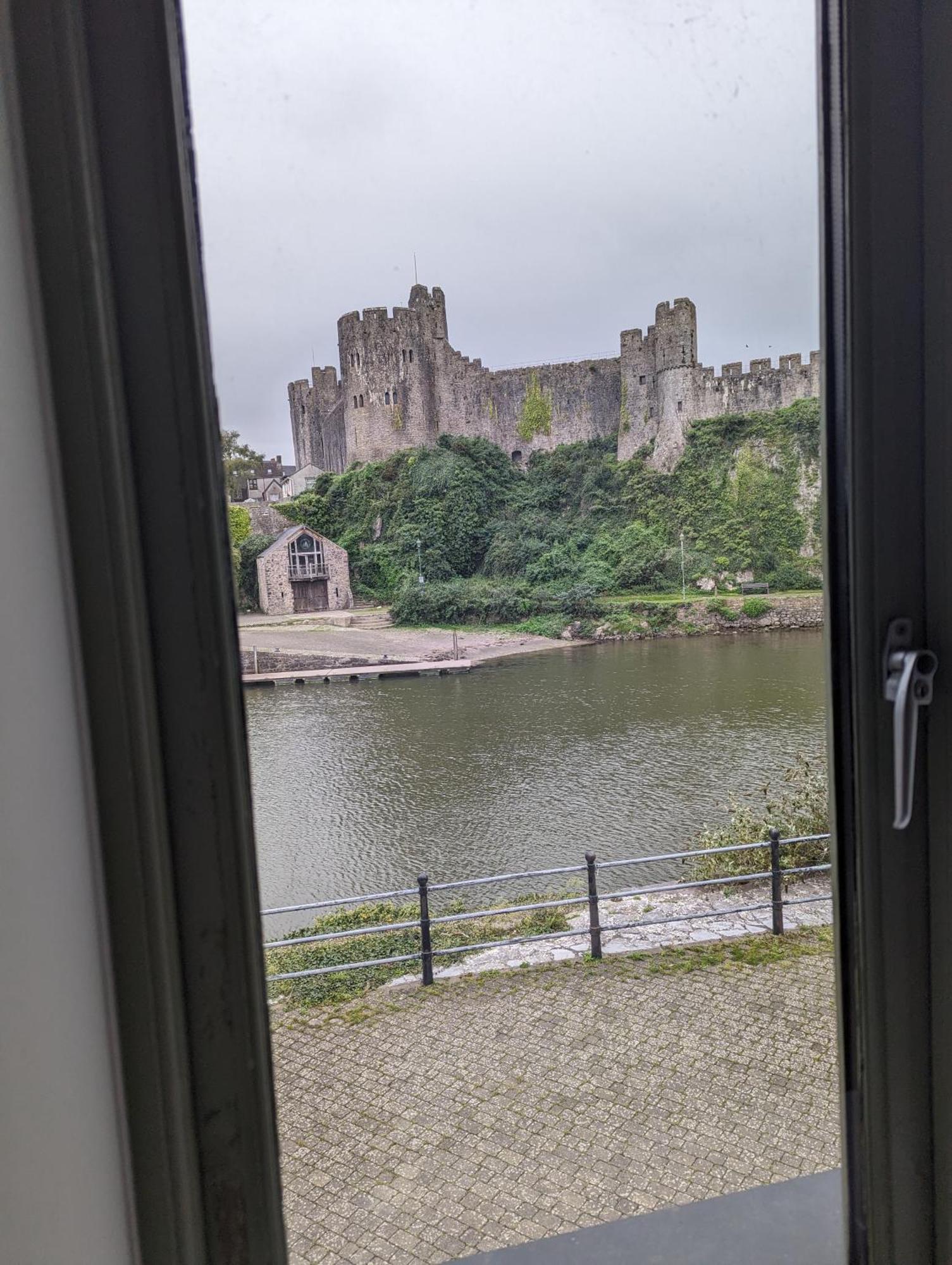 Castle Pond House Apartment Pembroke Exterior photo