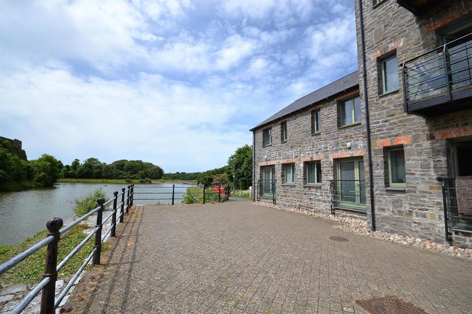 Castle Pond House Apartment Pembroke Exterior photo